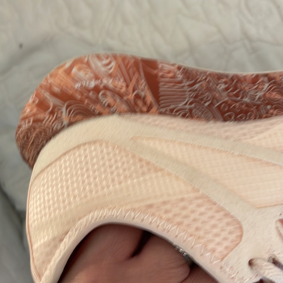 Only wore once Reebok size 8 very cute for spring - Picture 4 of 8